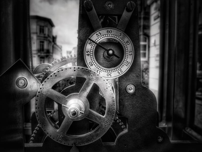 Chrono-Displacement Capacitor